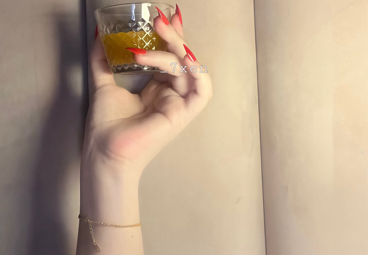 _7xen's tweet image. حكيهـا فنجال دله .. ومبسمها قدوع 
من عرف لذّاتها عاف ، لذَات الكَرا 

- بن طفلان