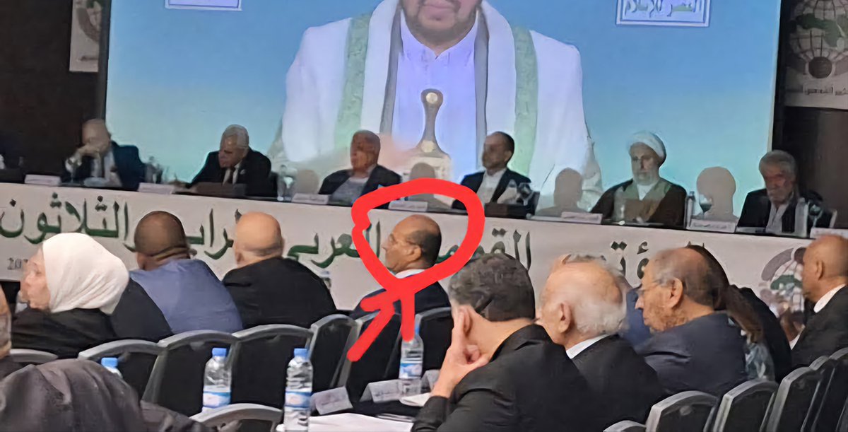 من بين المنصتين لخطاب قائد الثورة والامة العربية في اجتماع القومية العربية. يحي عفاش!

ولك الوووه 😂😂😂