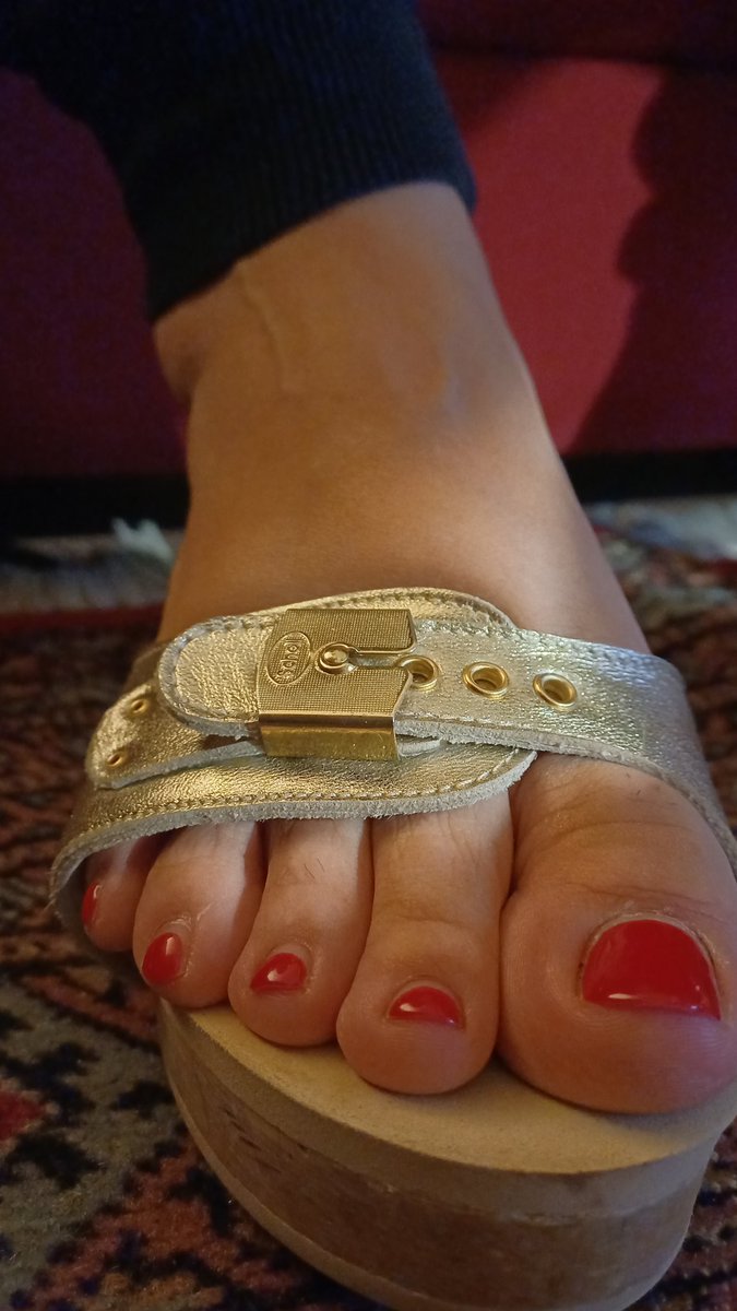 💋 Rosso passione e pelle calda…
Le dita si fanno spazio nello zoccolo, giocano con la luce e sfiorano il bordo come per tentazione.
A volte basta un dettaglio per accendere un pensiero… 🔥

#piedifemminili #smaltorosso #sensualitàdiscreta #footfetishvibes