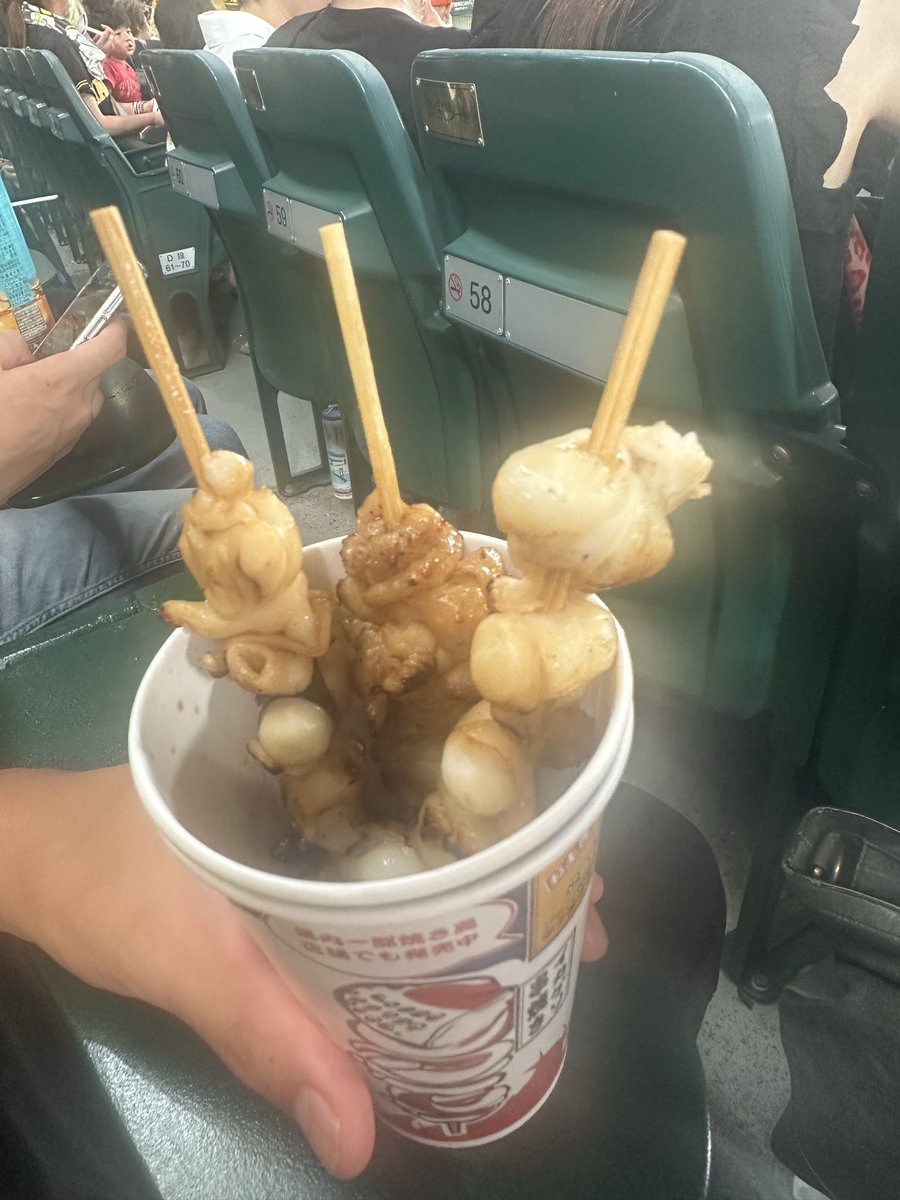 behappy__always's tweet photo. 9/14  遼さんと甲子園
SMBCシートで
一塁側三列目の良いお席♡
イスもふわふわ
優勝が決まって　この日も負けたけど近くで見れて嬉しい https://t.co/145g2DjFeZ