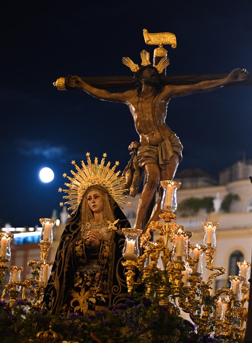 La luna sobre un calvario <a href="/Hdad_Museo/">Hermandad del Museo</a> 
📸<a href="/manueljrrechi/">Manuel J. Rodríguez Rechi</a>