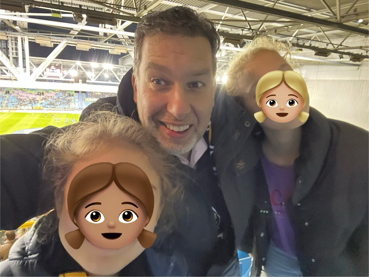 Voor het eerst met zijn drietjes naar <a href="/MijnVitesse/">Vitesse</a> . Merel voor de 1e keer, met haar zelfgemaakte geelzwarte loombandjes en -ketting 💛🖤