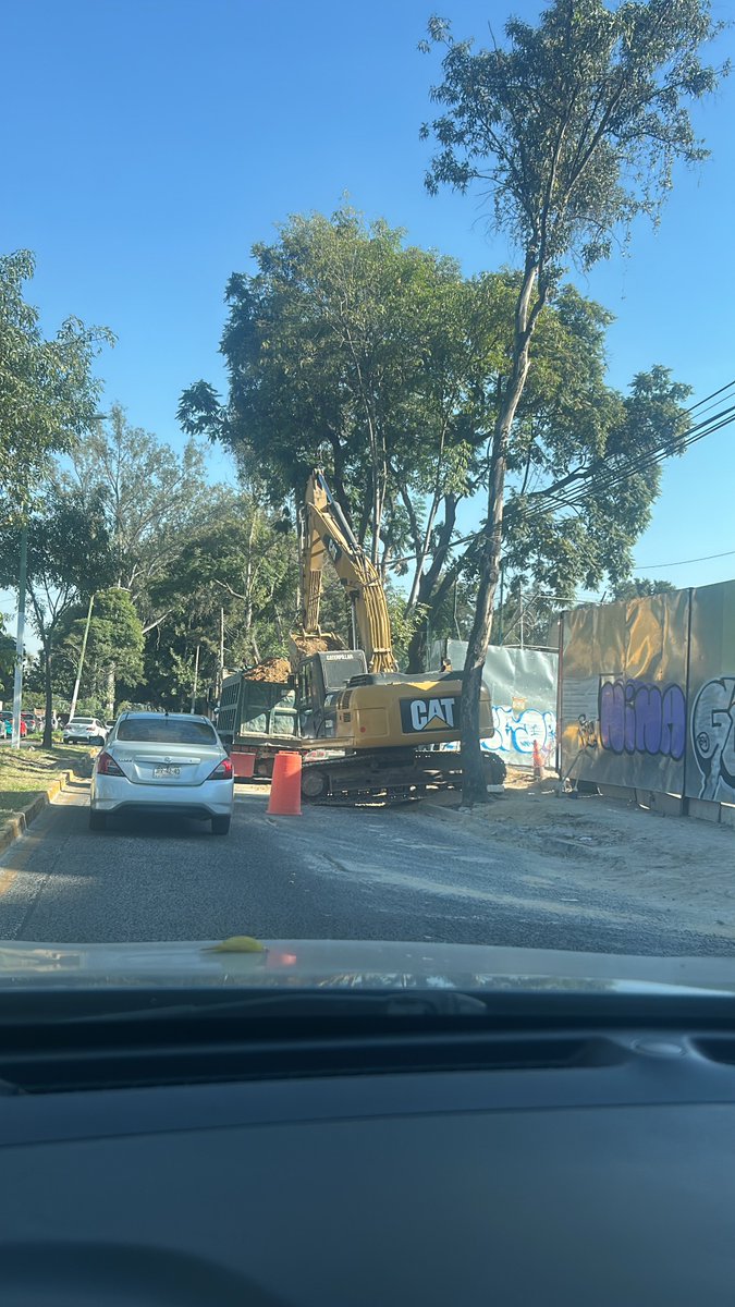 Esta obra tiene varios días desquiciando el tráfico en la lateral de avenida Vallarta, y la autoridad, ni sus luces. Seguro están esperando a ver un trailer para multarlo <a href="/Trafico_ZMG/">TráficoZMGuadalajara</a> <a href="/MovilidadZap/">Movilidad Zapopan</a>