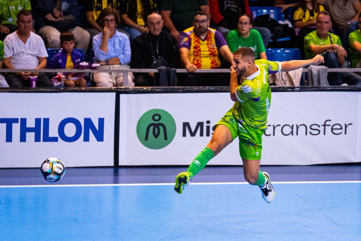 FutSalRFEF's tweet photo. 🔥 ¡𝐐𝐮𝐞́ 𝐚𝐥𝐠𝐮𝐢𝐞𝐧 𝐧𝐨𝐬 𝐞𝐱𝐩𝐥𝐢𝐪𝐮𝐞 𝐪𝐮𝐞́ 𝐞𝐬𝐭𝐚́ 𝐩𝐚𝐬𝐚𝐧𝐝𝐨 𝐞𝐧 𝐒𝐨𝐧 𝐌𝐨𝐢𝐱!
💚 ¡¡Vaya locura de partido!!
El @PalmaFutsal se vuelve a poner por delante en el marcador a falta de tres minutos (3-2).
#FutsalEspaña | #FinalIntercontinental https://t.co/GxEG76ym6h