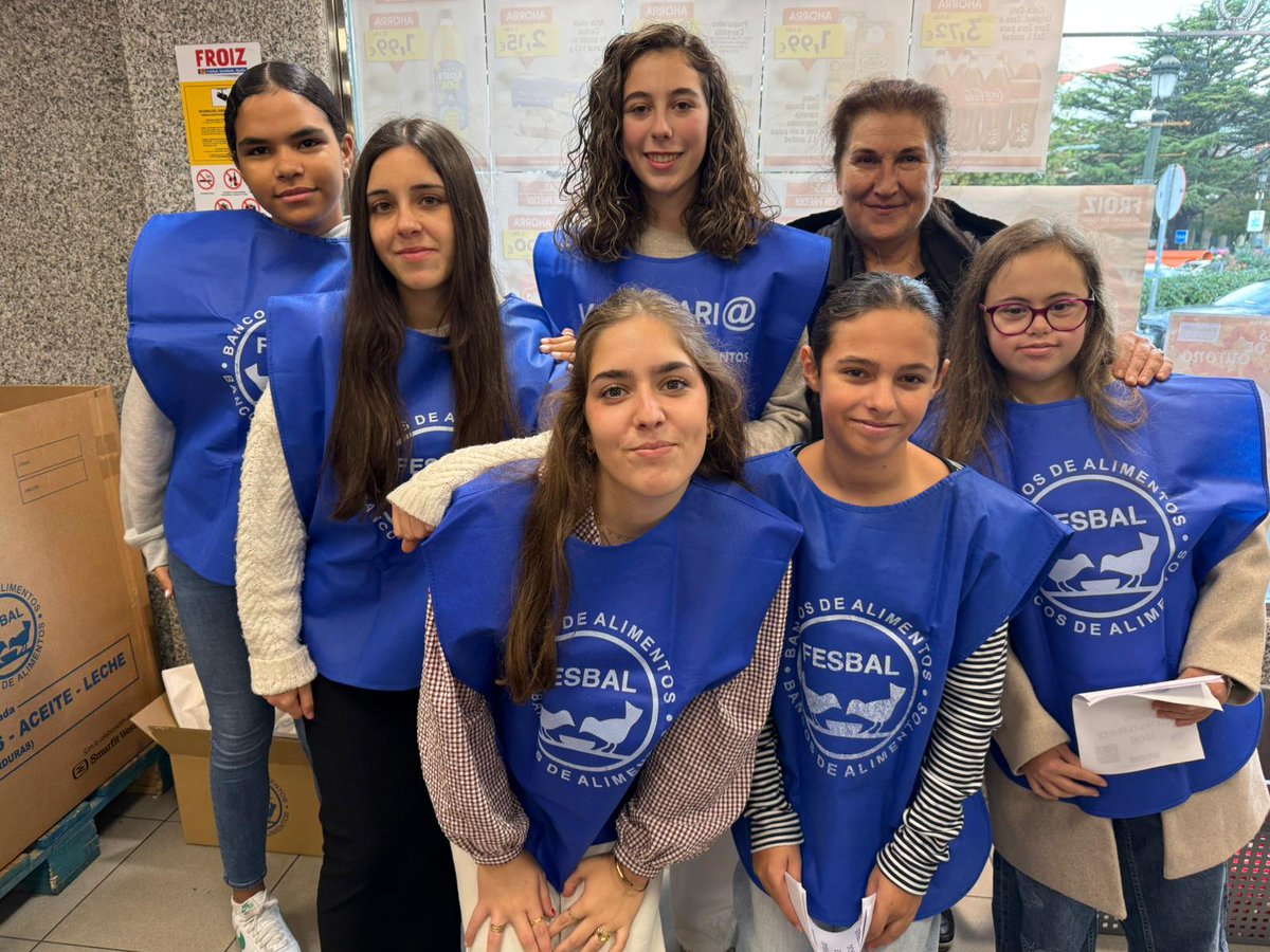 BcoAlimentosVgo's tweet photo. Primera jornada de una #GranRecogida 🛒 marcada por la empatía, solidaridad y el compromiso. ¡Qué orgullo de esta marea azul presente en + 150 supermercados de la provincia! Gracias a los voluntari@s y a los donantes esperamos superar los 325.000 kilos de alimentos, #lodamostodo https://t.co/y0qJ76uOwa