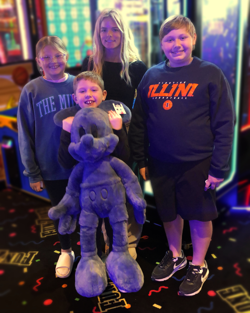 WentzvillePR's tweet image. 🎉 Big smiles and even bigger prizes! This lucky family just walked away with Mickey from Cut-2-Win! 🐭💖 Come to the FunZone and see what treasure you could take home next! 🎯🙌 #FunZone #FunZoneFriday #pizza #buffet #chicken #dessert #arcade #prizes #PRBrand