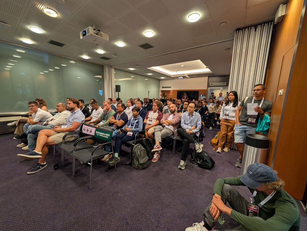 Anmol Krishan Sachdeva 🎤🗣 | #KubeCon #EuroPython tweet media