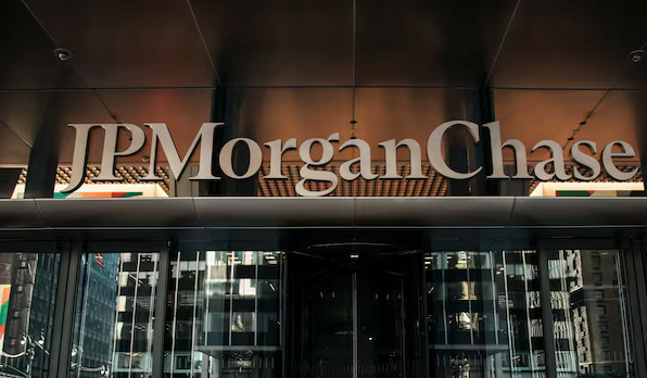 🚨🇺🇸 TRES GRANDES BANCOS ACUSADOS DE "DEBANKING"

Las grandes entidades bancarias en EE. UU., como JPMorgan Chase o Bank of America, están ahora bajo la lupa tras acusaciones de haber negado cuentas o servicios financieros por motivos políticos o ideológicos.

Este tipo de