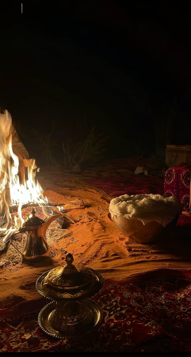 llliff7's tweet image. البرد احبه .. واتحالا لياليه
واسج به مابين طاري وشبه

يموت قلبي لكن البرد يحييه
كل مايذكرني .. عيون الاحبه 

سلام ياللي لاذكرته البيه ..
تسليمة الي رمش عينك لعب به

قلبٍ طواريك لا مرت تسريه
مسرى الخيال اللي بعيدٍ مصبه