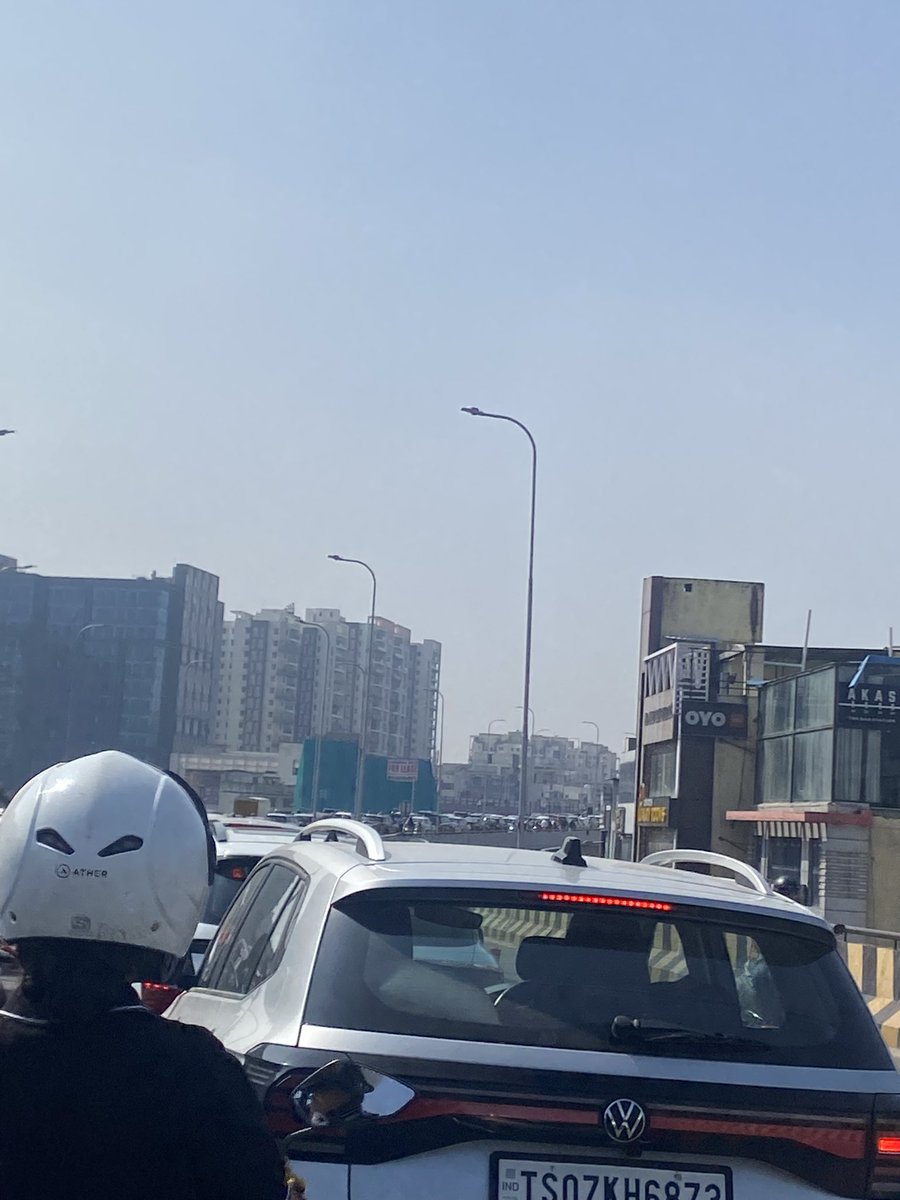 నిన్న కొండాపూర్ ఫ్లైఓవర్ పరిస్థితి ఇది. మెట్రో కోసం ప్లాన్ చేయాలని మరియు మియాపూర్ నుండి ఫైనాన్షియల్ డిస్ట్రిక్ట్‌కు బస్సులను ప్రవేశపెట్టాలని అందరూ అభ్యర్థిస్తున్నారు. ఐటీ ఉద్యోగులు ప్రతిరోజూ ట్రాఫిక్‌లో సమయాన్ని వృధా చేస్తున్నారు <a href="/HiHyderabad/">Hi Hyderabad</a>