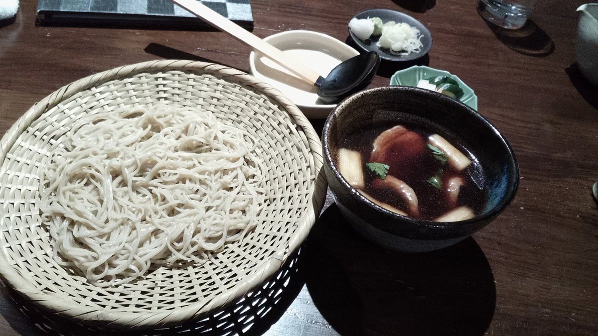 reddrag64988892's tweet image. 貧血検査と治療に専念するため、毎週のテニスは先月から今年いっぱいはお休みです。
足腰の衰えを防止するため、毎週土曜日は長距離歩きをすることにしました。
本日は、多摩川土手を約１時間歩き、二子玉川まで来ました。
見知らぬ街で腹ごしらえは、「ささや」でおそばに決定です。