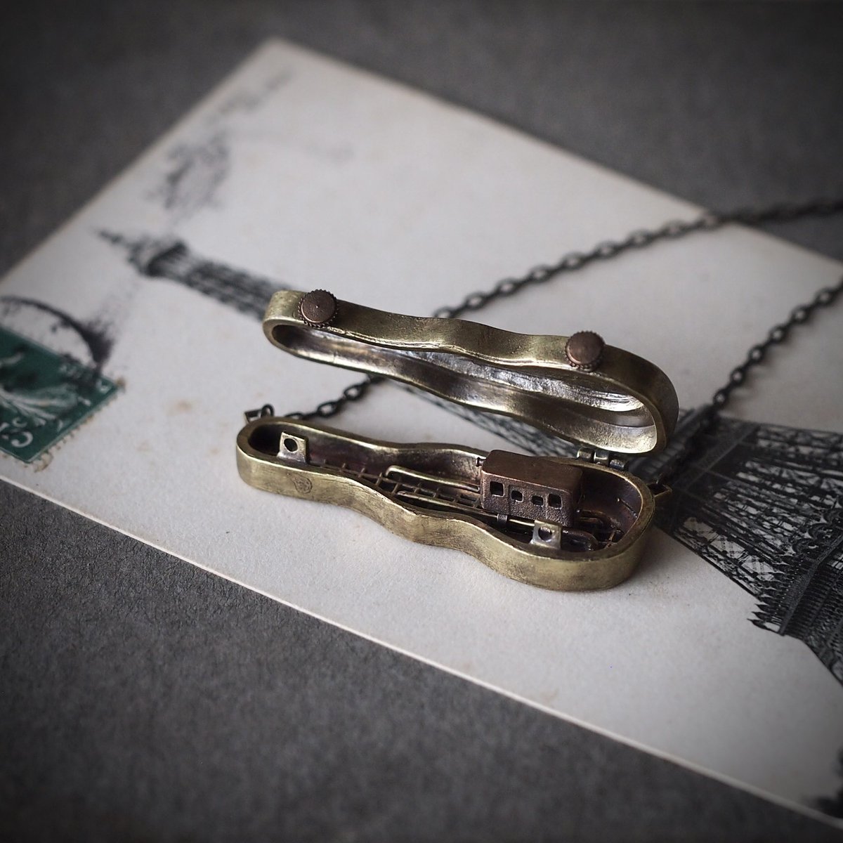 #デザフェス62 に出展致します。

▫︎ DaQuise
▫︎ H-220,221(南館1F 明るいエリア)
▫︎ 11/15,16 両日

実在する小説や架空の映画をテーマにしたり古物やコラージュ画を使用した作品等空想を交えて私の好きを詰め込んだ装身具やオブジェ兼装身具。

<a href="/designfesta/">デザインフェスタ公式</a>
#DaQuise #デザフェス62リポスト