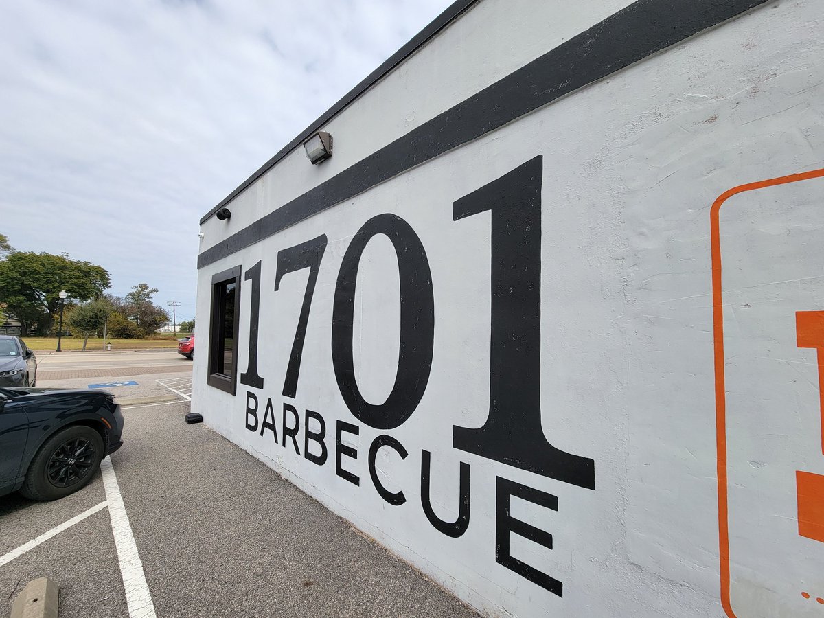Dendritic_View's tweet image. The best part of the drive from Houston to Baton Rouge is stopping in Beaumont at 1701 Barbecue 

I will highlight that the Cajun Andouille sausage was outstanding