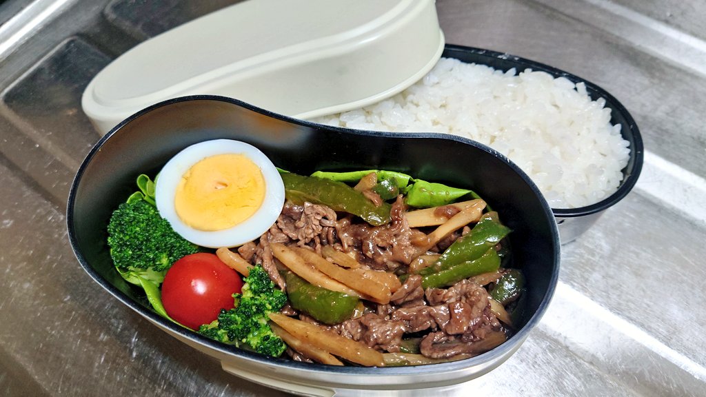 atsushi0526's tweet photo. 11/8昼勤のお弁当ですm(*_ _)m

 #青椒肉絲 
 #ゆでたまご 
 #ブロッコリー  #ミニトマト 

 #牛こま切れ肉 で少しでも節約(_Д_)
丼にしよーか迷ったけど別盛りにしてみました\( ´ω` )/

 #料理 #お弁当 #お腹ペコリン部 #料理好きな人と繋がりたい #お弁当記録 #サラメシ #あつ弁  #HANGO https://t.co/maPqM3gZvr