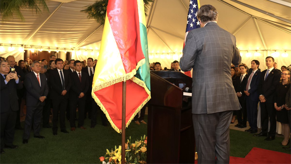 EmbEUAenBolivia's tweet photo. La delegación de EE.UU. fomenta lazos comerciales en la recepción de @amchambol 🇧🇴, impulsando innovación y cooperación. 🌟🇺🇸🤝🇧🇴 #USABolivia https://t.co/2LJaemkW2E