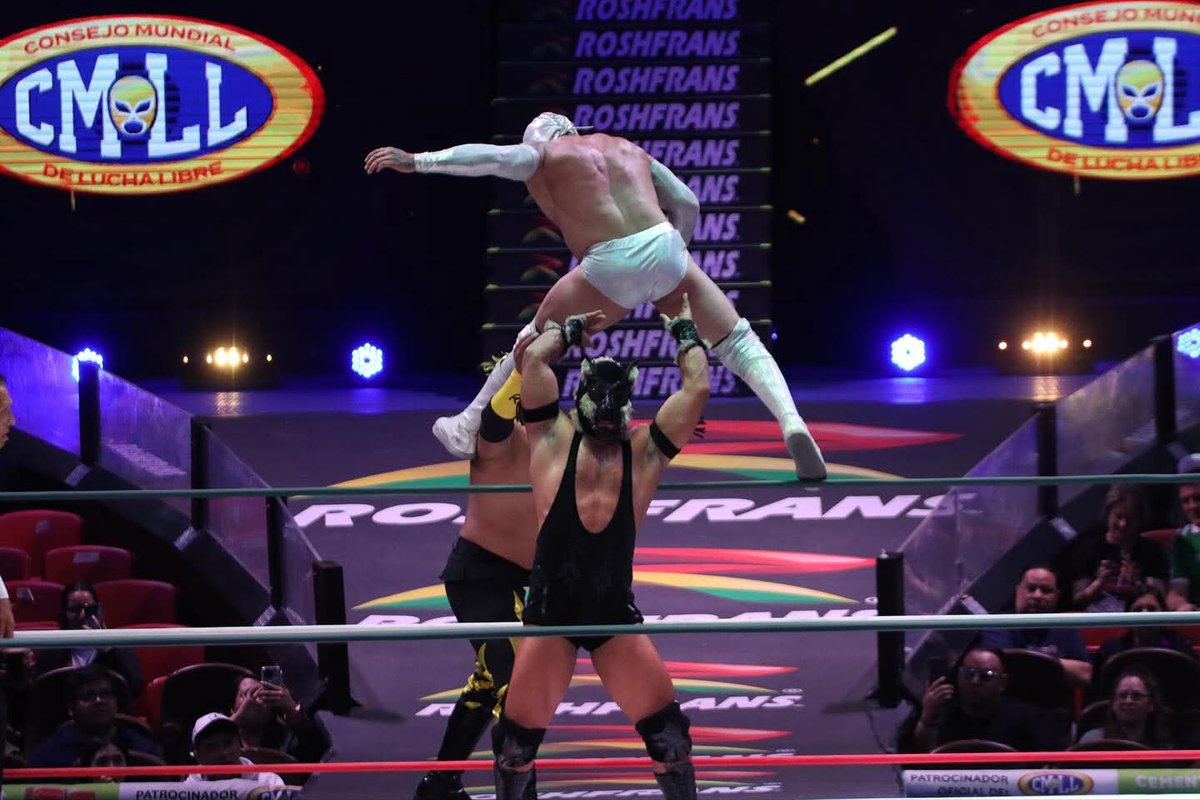 LaTijeraLucha's tweet photo. Trampa del tamaño de la #ArenaMexico🔥
En una rivalidad que comienza calentarse, #Pólvora y #Coyote se llevan la victoria luego de que el rudo le arrebatara la máscara #OroJr, sin que el referee se diera cuenta,de esta manera llevárselo al conteo de 3 quedándose con la derrota... https://t.co/APCahmVCp0