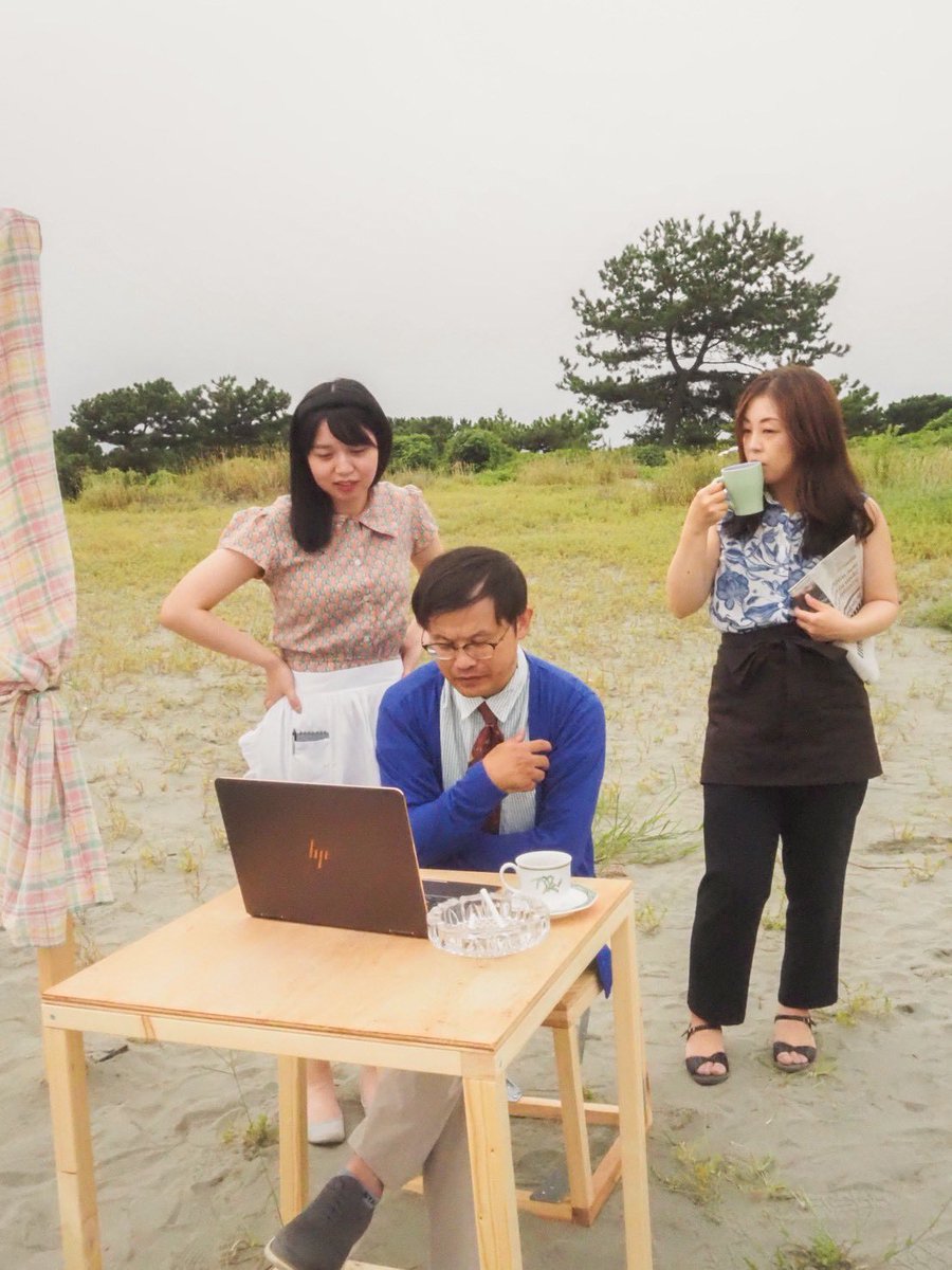 ◤　new concept　◢

大きな窓から海の見えるカフェ。そこには様々な人が訪れ、思い思いに過ごしている──煙草を吸いながら小説を書く作家。仕事の合間のサラリーマン。月一で集まる女性3人……。オーナーはいつも新聞を片手に、給仕係はほどほどの愛想で接客をする。

（永見）