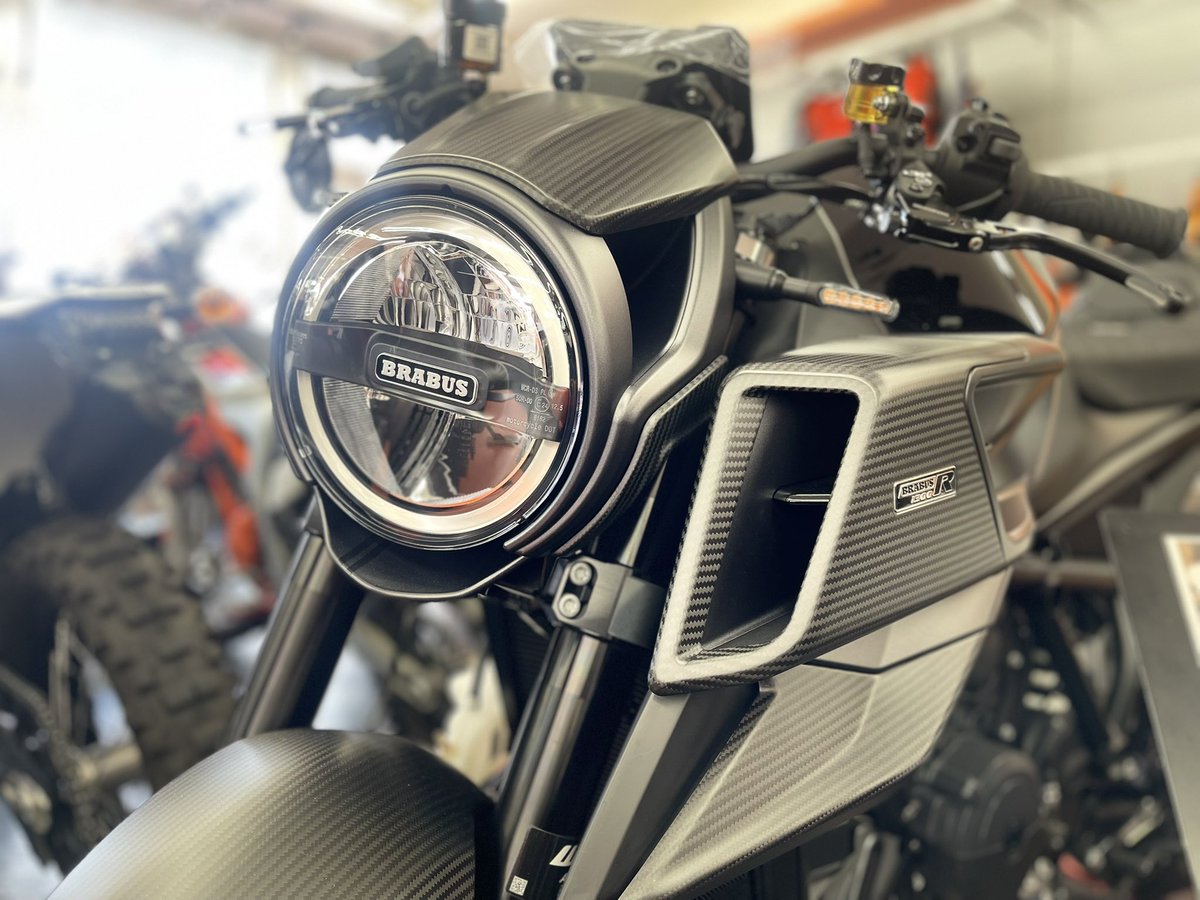 mfd_nagoya's tweet image. こんにちは♪KTM名古屋です🫡
来店されたお客様が『ブラバスあるじゃん』とビックリされますが当店1台ございます😉
世界で各色145台限定生産。国内は25台のうちの1台。当店ではユーザー様2名おられます✨3人目のユーザー様❗️現れるのをお待ちしておりまーす。
#ktm #brabus #ktm名古屋