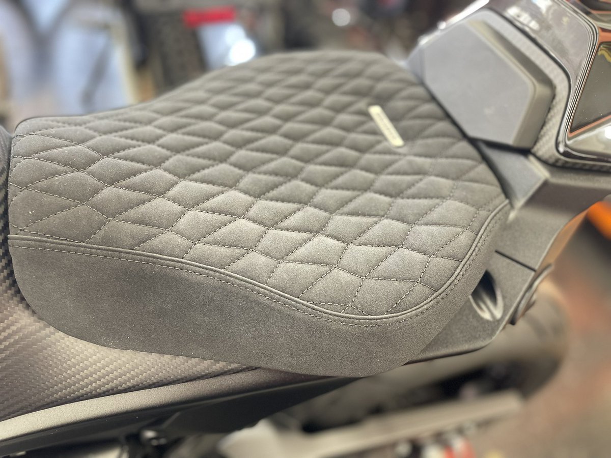 mfd_nagoya's tweet image. こんにちは♪KTM名古屋です🫡
来店されたお客様が『ブラバスあるじゃん』とビックリされますが当店1台ございます😉
世界で各色145台限定生産。国内は25台のうちの1台。当店ではユーザー様2名おられます✨3人目のユーザー様❗️現れるのをお待ちしておりまーす。
#ktm #brabus #ktm名古屋