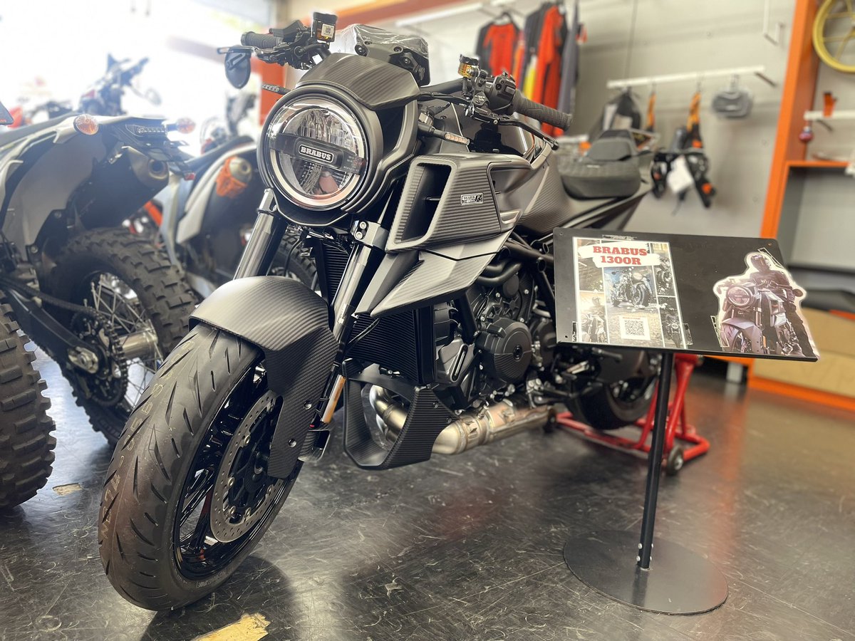 mfd_nagoya's tweet image. こんにちは♪KTM名古屋です🫡
来店されたお客様が『ブラバスあるじゃん』とビックリされますが当店1台ございます😉
世界で各色145台限定生産。国内は25台のうちの1台。当店ではユーザー様2名おられます✨3人目のユーザー様❗️現れるのをお待ちしておりまーす。
#ktm #brabus #ktm名古屋