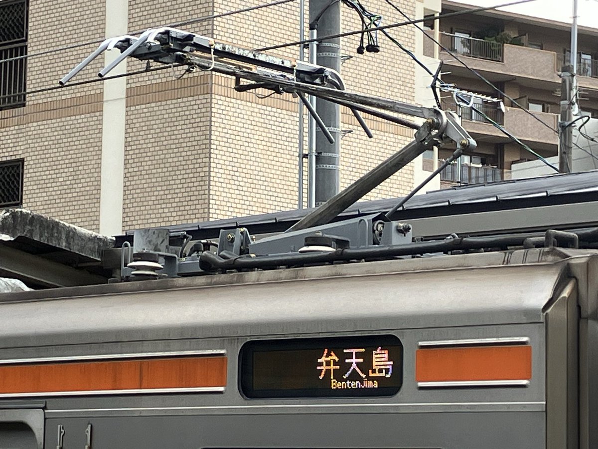 T11のパンタグラフは新品に交換されてました。