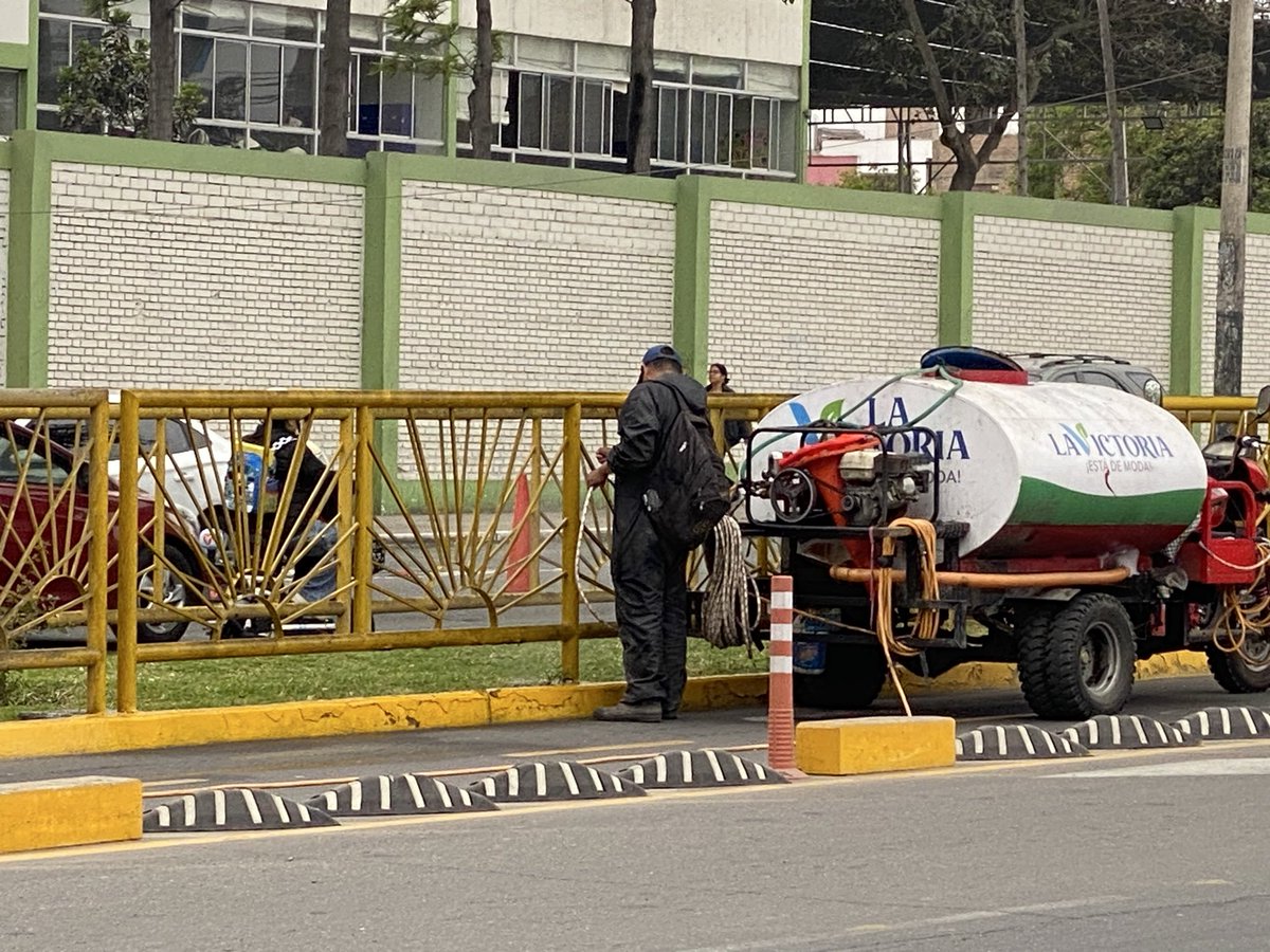 Hoy los trabajadores de la muni de La victoria (camisetas moradas) estuvieron armando escenario, limpiando veredas, podando césped en UNA cuadra de la av Canadá donde Rafel Lopez Aliaga realizaría mitin. Así destina los recursos la municipalidad del alcalde del mismo partido.