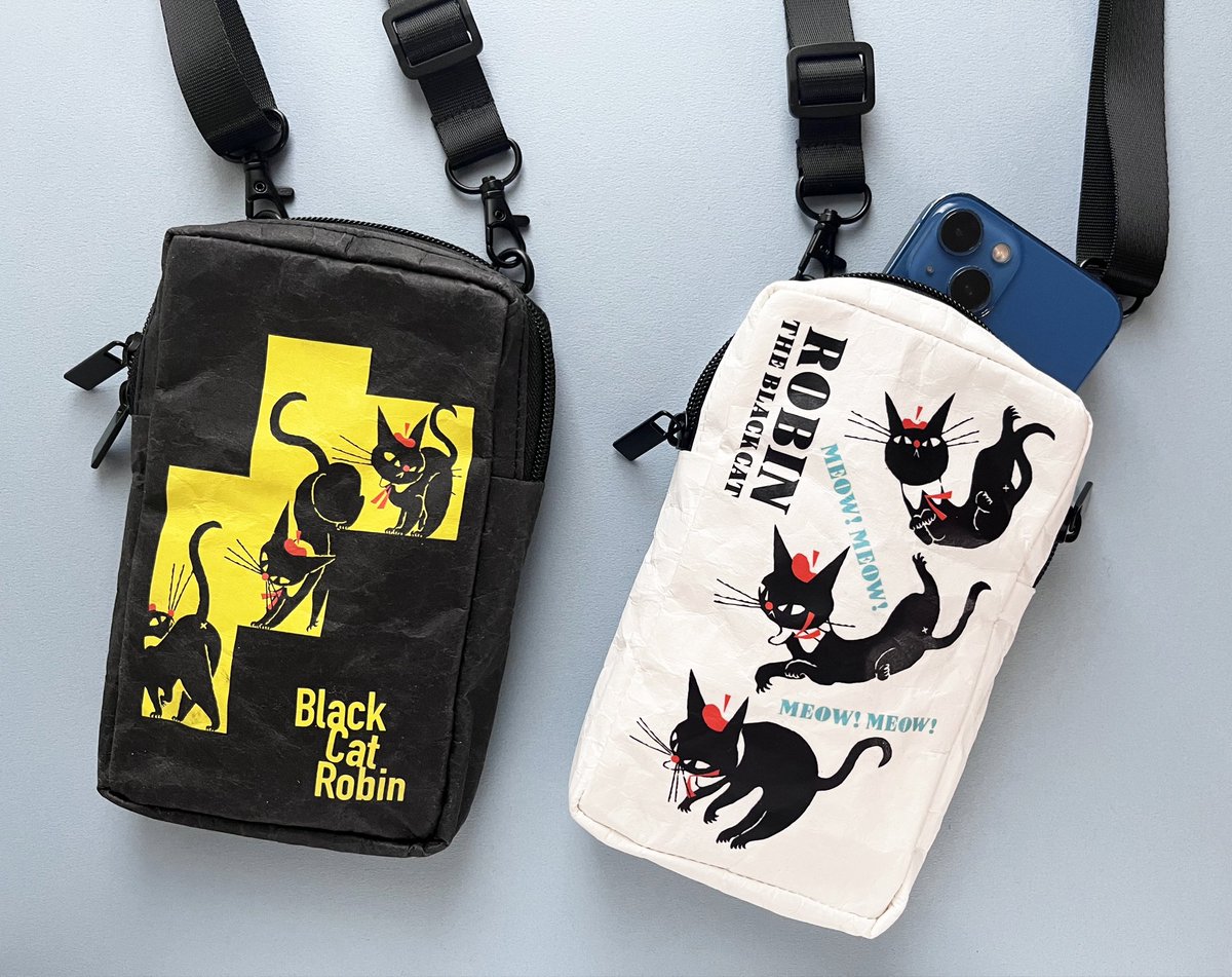 【新商品情報】
黒ねこ意匠さんとのコラボ、フラットポーチ&amp;スマホポーチがついに完成❣️
今回も、様々なポーズのろびんちゃんをお洒落にデザインして頂きました🎵