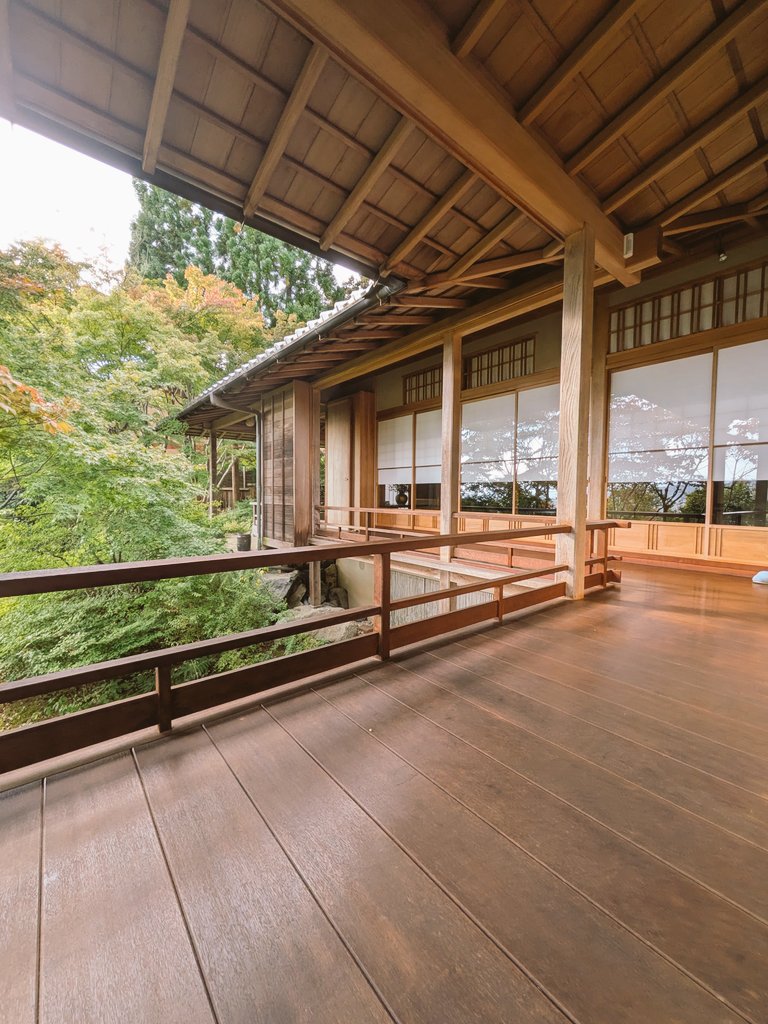 r42156008's tweet photo. Step4
Beside the Stone, you can see a traditional Japanese house.
Surrounded by beautiful trees, this spot offers a stunning panoramic view of Kyoto —
a view you can rarely find anywhere else. https://t.co/JmPY1MWzx8