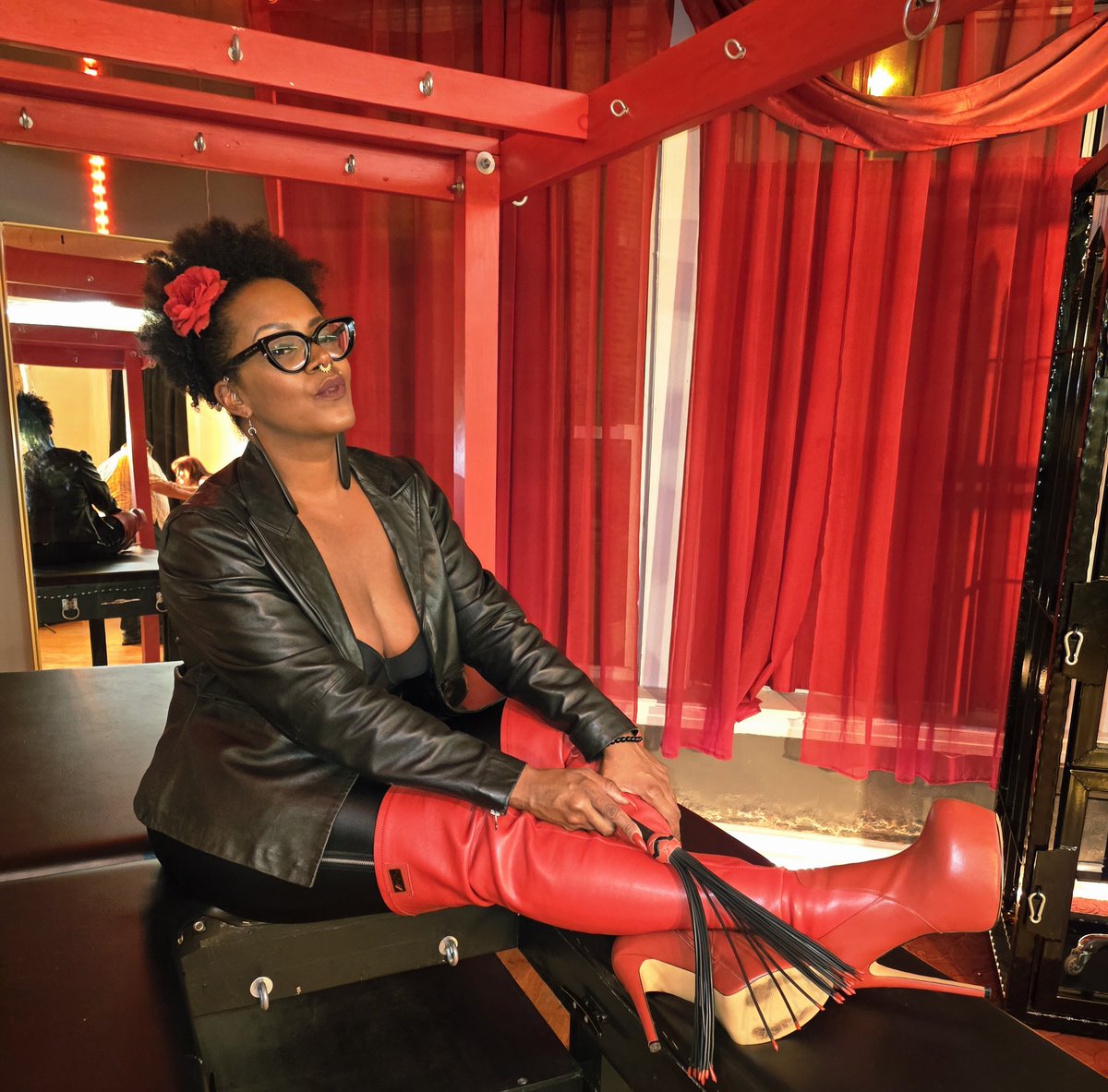 I know some of you have been trying to reach Me. Right now the only way to do that is via email:

Subs/kinksters/fetishists:
worshipmyrina@gmail.com 

Dommes/collabs/those stupid model releases: myrinadouleurmedia@gmail.com 

Since I got water damage in My phone in #Greece I have