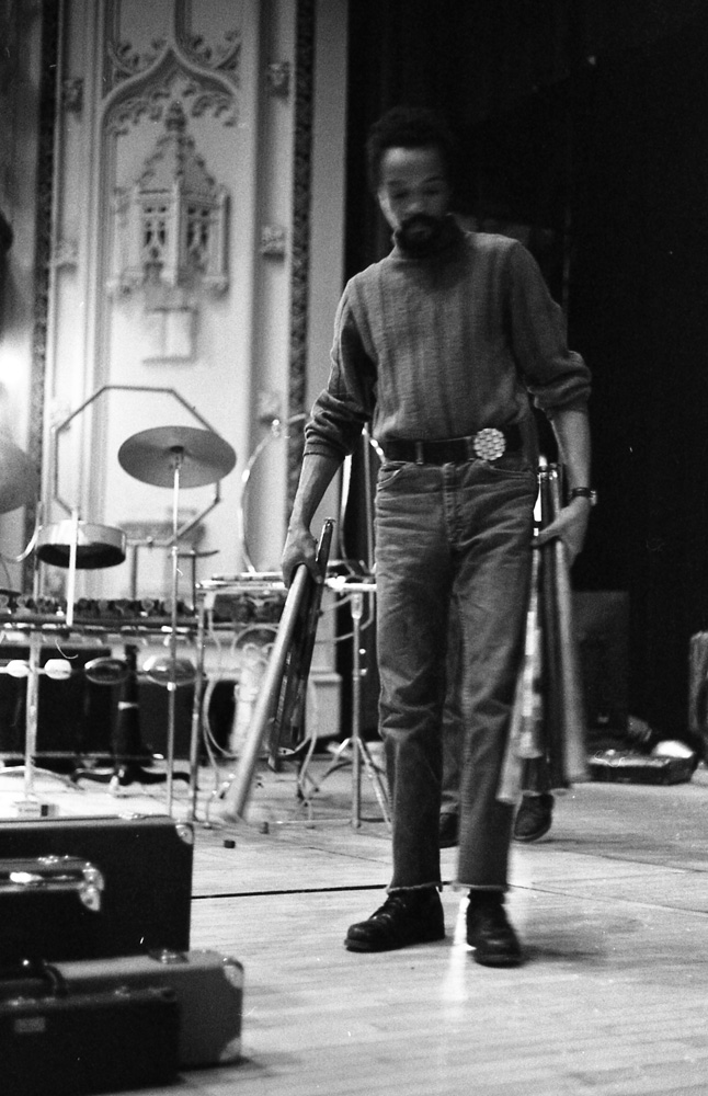 steinbeckpaul's tweet image. The Art Ensemble of Chicago preparing for their January 1972 concerts at @uchicago&apos;s Mandel Hall. Photos by Frank Gruber.
#aacm #artensembleofchicago #creativemusic #experimentalmusic #greatblackmusic #southside