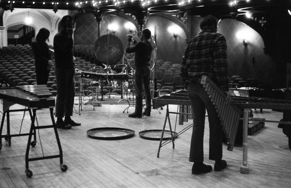 steinbeckpaul's tweet image. The Art Ensemble of Chicago preparing for their January 1972 concerts at @uchicago&apos;s Mandel Hall. Photos by Frank Gruber.
#aacm #artensembleofchicago #creativemusic #experimentalmusic #greatblackmusic #southside
