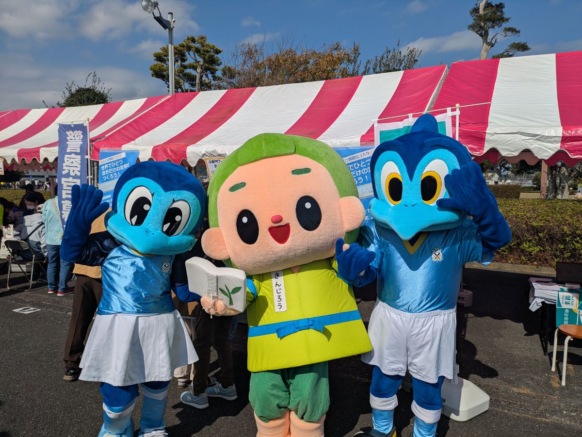 Jubiloiwata_YFC's tweet image. ジュビロ磐田が いとくり・掛川みなみ商工祭 に参加中🏯

#掛川市 コミュニティ公園では2つのブース出展📢
📏オリジナル定規制作(協力：ローランド ディー. ジー.㈱様)
⚽カップインフットボール体験会(磐田市発祥)

ジュビロくん・ジュビィちゃんはこの後13:40～14:10に出演します🐦…