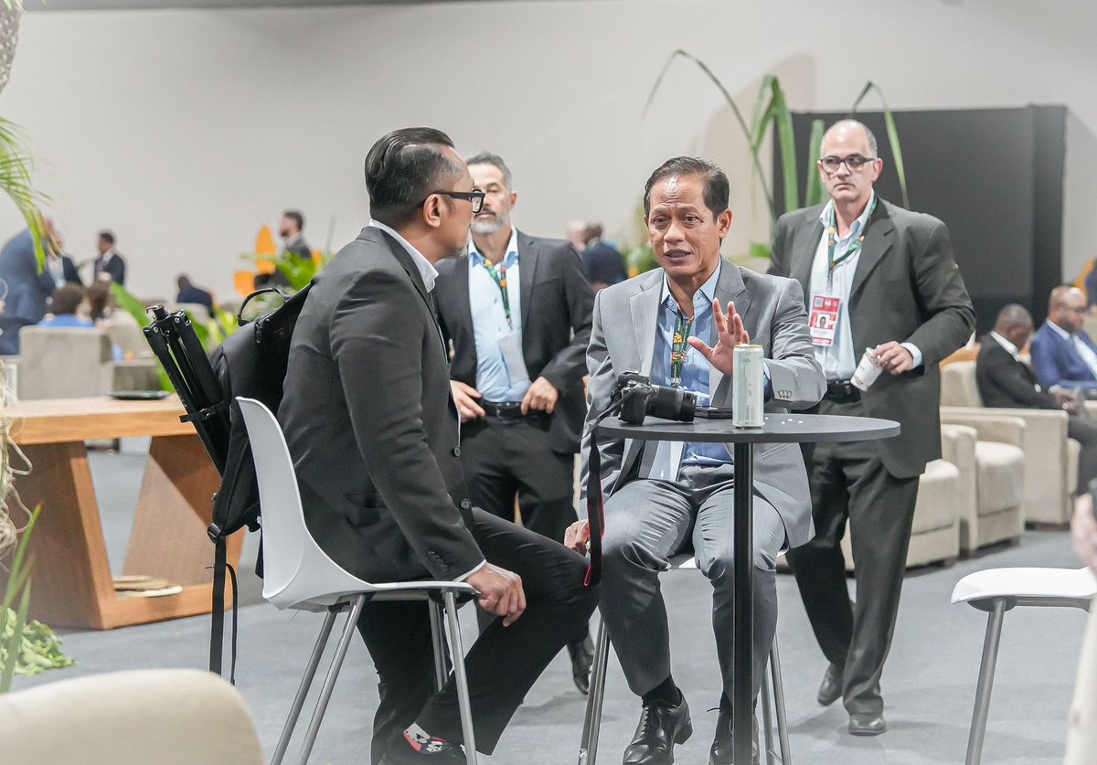 sonic6209's tweet photo. Indonesia menegaskan kepemimpinan iklim di #COP30 dengan langkah konkret: investasi dekarbonisasi US$7,7 miliar/tahun, penghentian PLTU baru sejak 2023, target 23% energi terbarukan 2030, deforestasi turun 75%, dan pengakuan 1,4 juta ha hutan adat.
#AksiIklim #KLH https://t.co/7rPdqm6FEJ