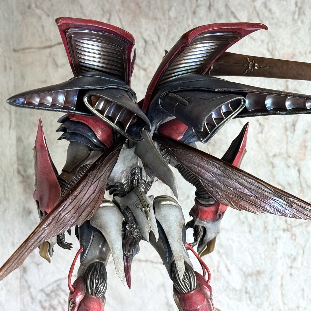 ecuador877's tweet image. PLAMAX ヴェルビン、完成。

合わせ目やパーティングラインの処理のストレスが少なく、とにかく塗っていて楽しいキットでした。

今回のチャレンジは、筆とエアブラシのハイブリッド塗り。
装甲部分の下地は、瓶サフを叩くように塗って、テクスチャ付け。…