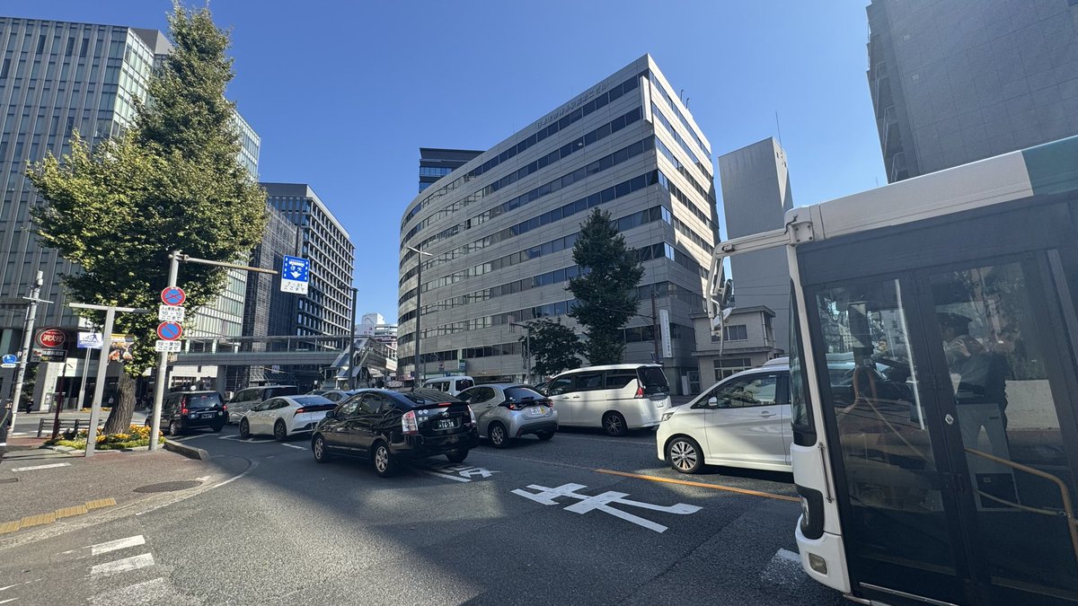 nipponsousei_tv's tweet photo. しかし福岡市、めちゃくちゃ勢い感じるけど、人口が増えすぎてインフラが追いついてない感はあるなぁ。
博多駅コンコースは狭くて激混み、駅前ロータリーも常にパンパン、道路も常に渋滞気味。
人口減少局面の日本において、このような成長痛に悩めることは素晴らしいことなのですが。 https://t.co/EsEP1RwLge