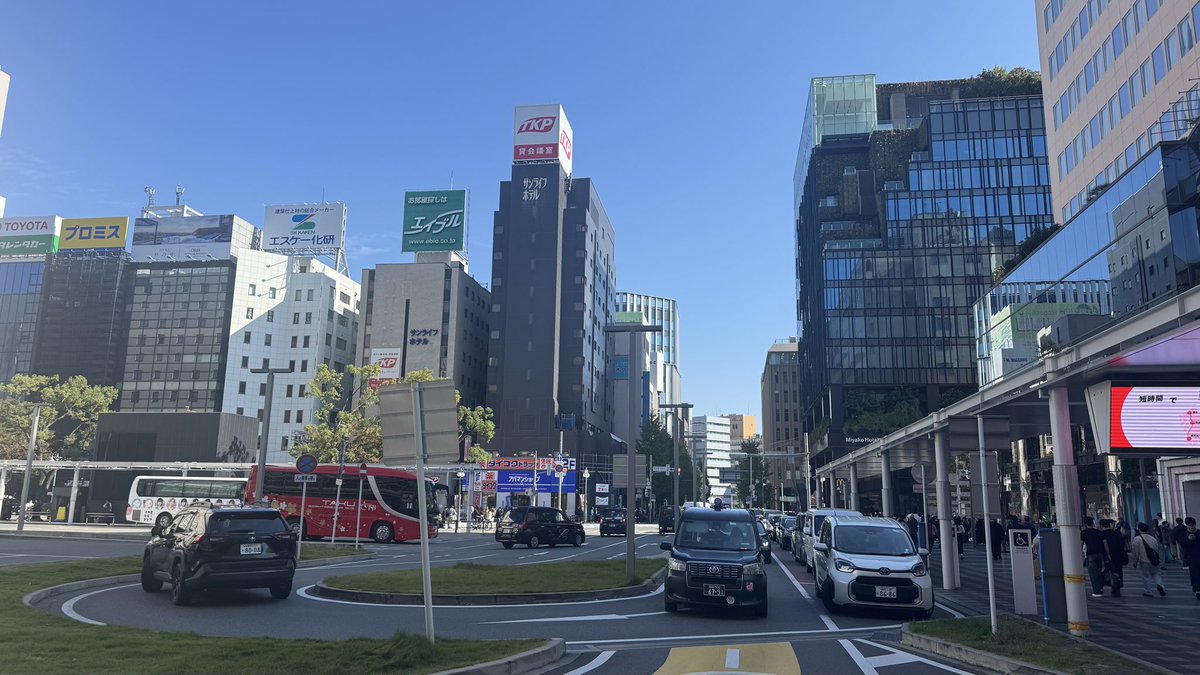 nipponsousei_tv's tweet photo. しかし福岡市、めちゃくちゃ勢い感じるけど、人口が増えすぎてインフラが追いついてない感はあるなぁ。
博多駅コンコースは狭くて激混み、駅前ロータリーも常にパンパン、道路も常に渋滞気味。
人口減少局面の日本において、このような成長痛に悩めることは素晴らしいことなのですが。 https://t.co/EsEP1RwLge