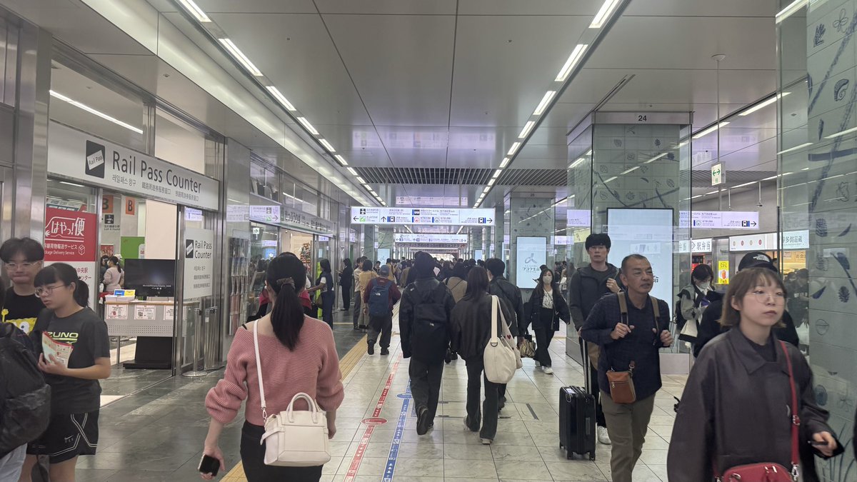 nipponsousei_tv's tweet photo. しかし福岡市、めちゃくちゃ勢い感じるけど、人口が増えすぎてインフラが追いついてない感はあるなぁ。
博多駅コンコースは狭くて激混み、駅前ロータリーも常にパンパン、道路も常に渋滞気味。
人口減少局面の日本において、このような成長痛に悩めることは素晴らしいことなのですが。 https://t.co/EsEP1RwLge