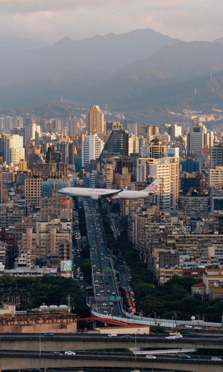 Joncodards's tweet image. 台北の街に夕日が差す、黄金の魔法の時間。🌅