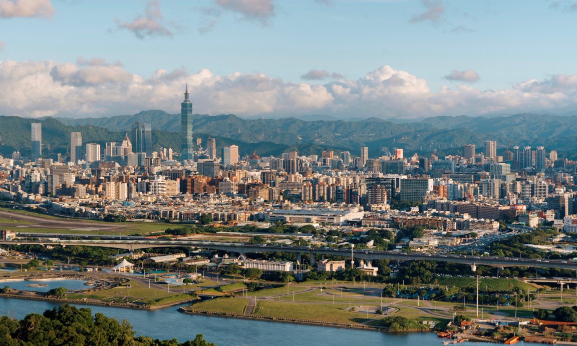 Joncodards's tweet image. 台北の街に夕日が差す、黄金の魔法の時間。🌅