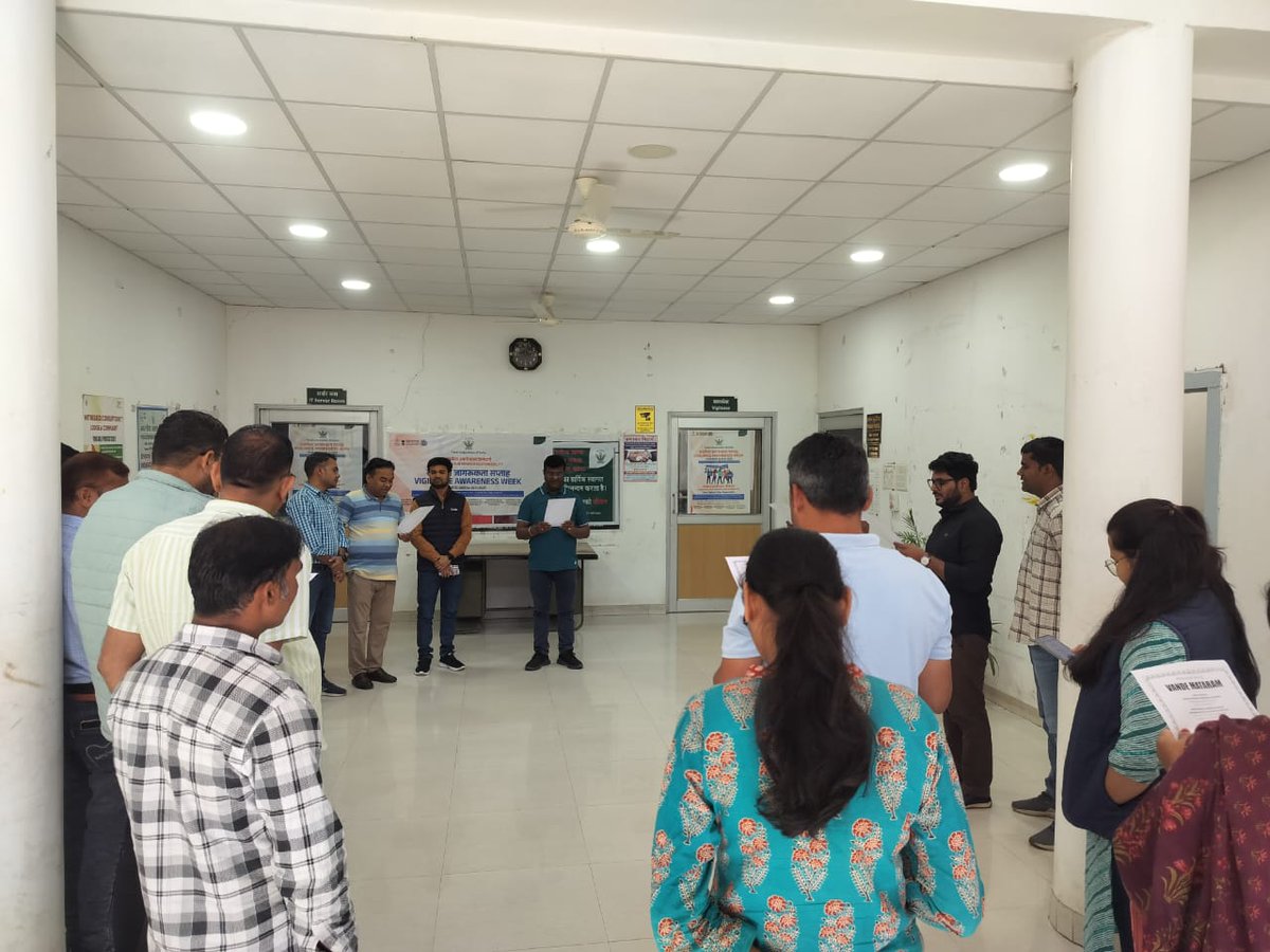 दिनांक 07/11/2025 को मंडल कार्यालय कोटा में Celebration of commemoration of 150 years of National Song "Vande Mataram" के उपलक्ष में समस्त उपस्थित स्टाफ द्वारा राष्ट्रीय गीत का गायन किया गया ।