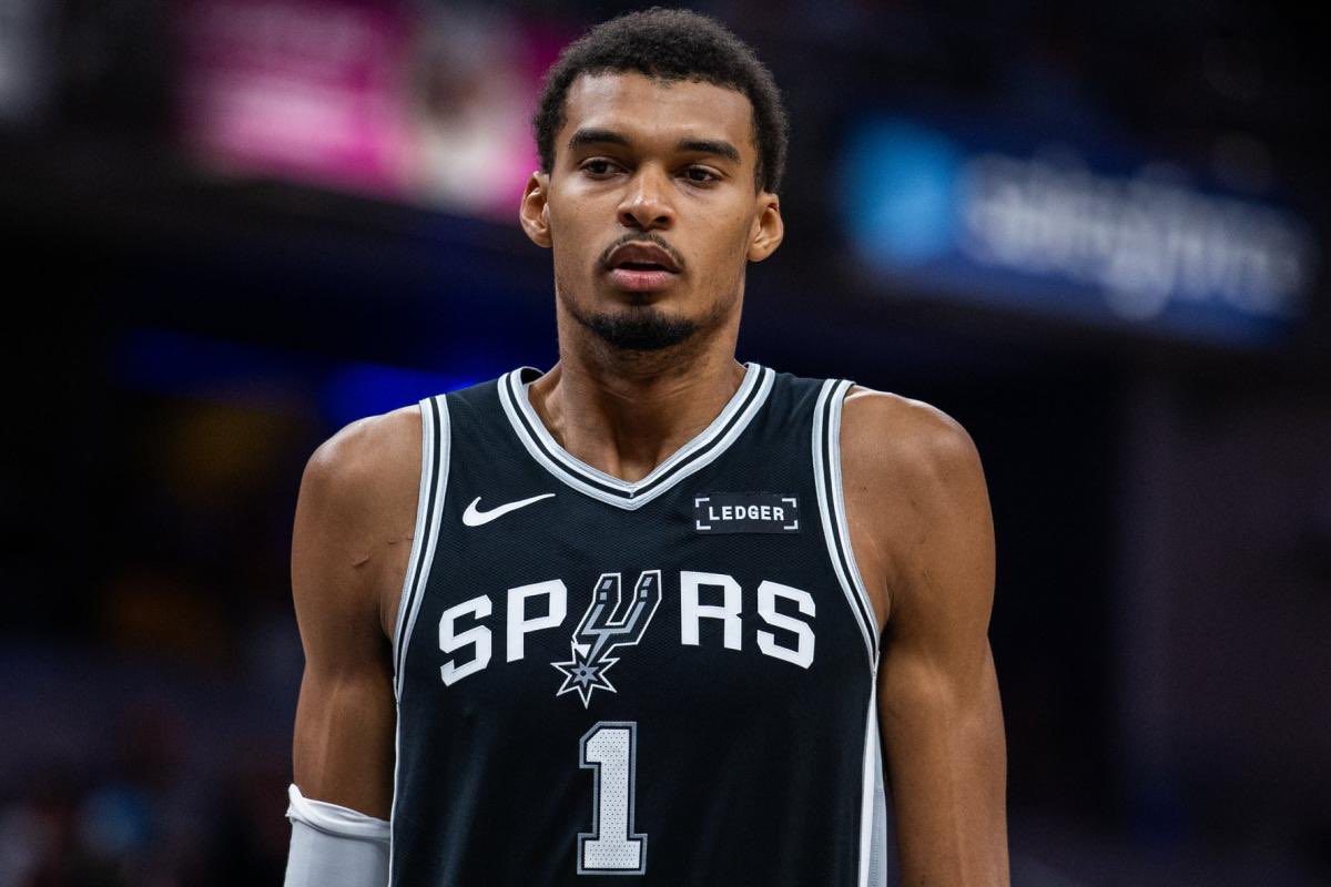 🇫🇷 Victor Wembanyama face aux Rockets : 

🔹22 points
🔹8 rebonds
🔹4 passes
🔹2 contres
🔹8/16 au tir, 6/6 LF

Début de rencontre compliqué pour l’Alien qui a mis du temps à trouver son rythme. 

Vraie bonne 2e MT ensuite, avec un comportement de leader ! 👽