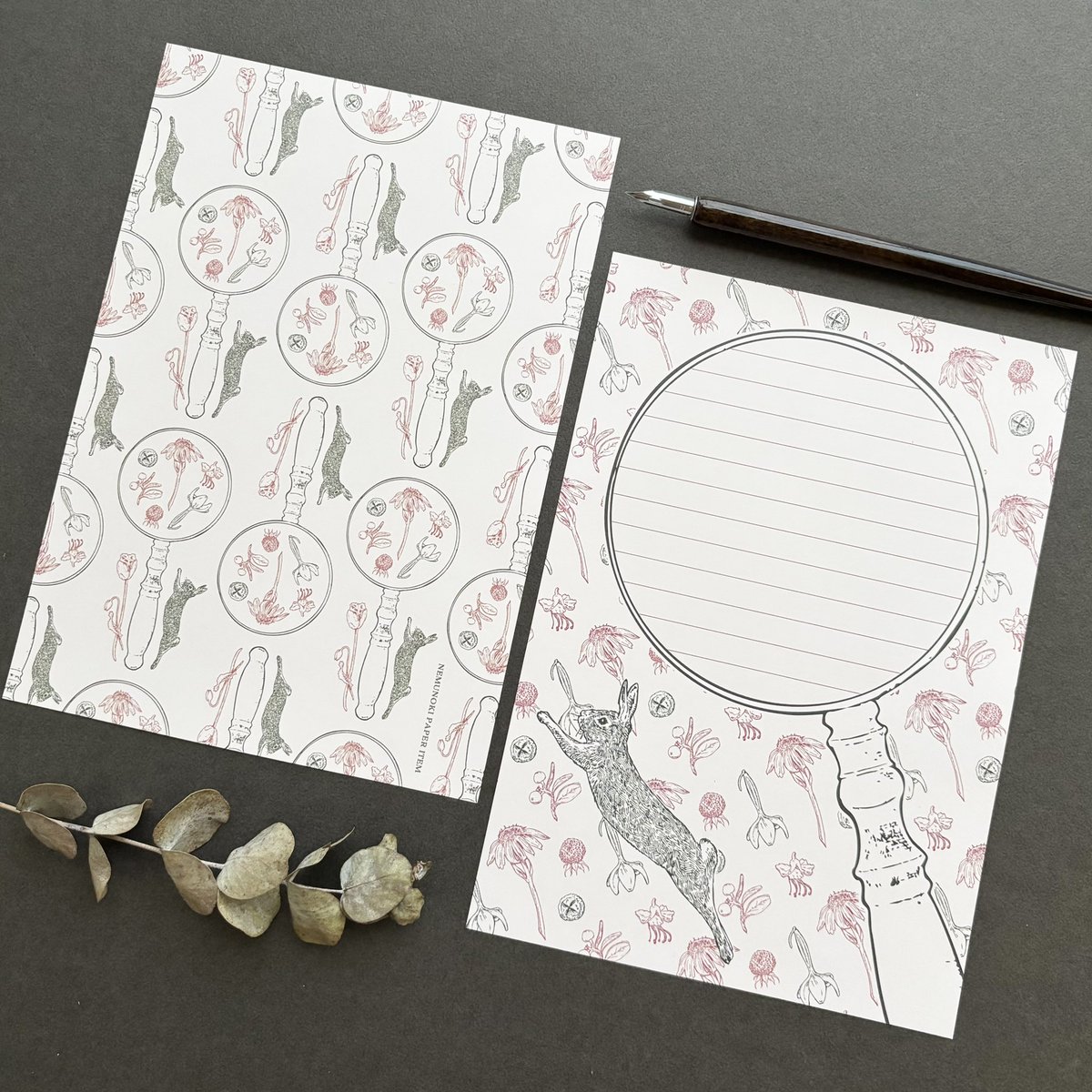 n_e_m_u_n_o_k_i's tweet image. \ new item！/

🌹Little World🐇

冬の新作は、虫眼鏡を覗いた先の小さな世界を愛でる気持ちで描いた線画で作りました
クリスマスシーズンにも使えるように、グリーンやレッド、ゴールドなどのお色との相性を考えてデザインしました
細やかな線画から小さな世界を想像してもらえたら嬉しいです…