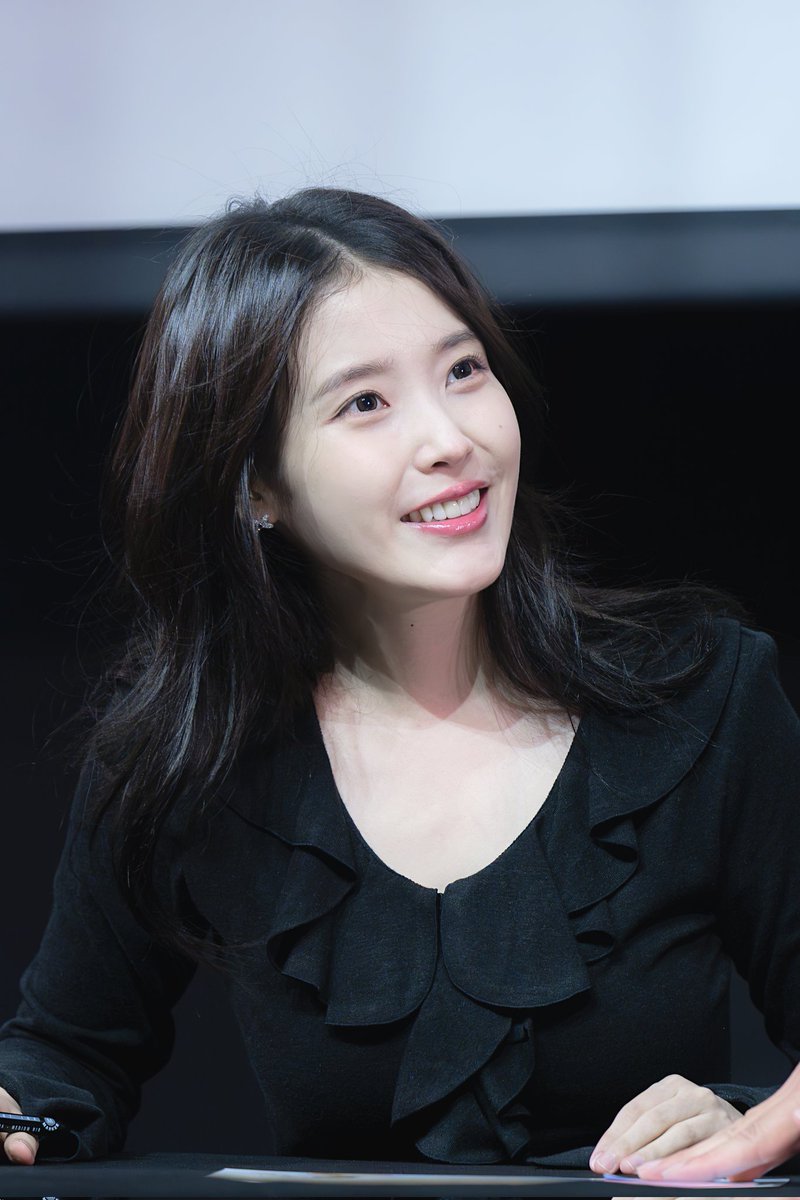 Selfiepod_IU's tweet photo. 251107 아이유 푸다닭 팬싸인회 Part 3

#아이유 #IU https://t.co/EiGpdEeb9S