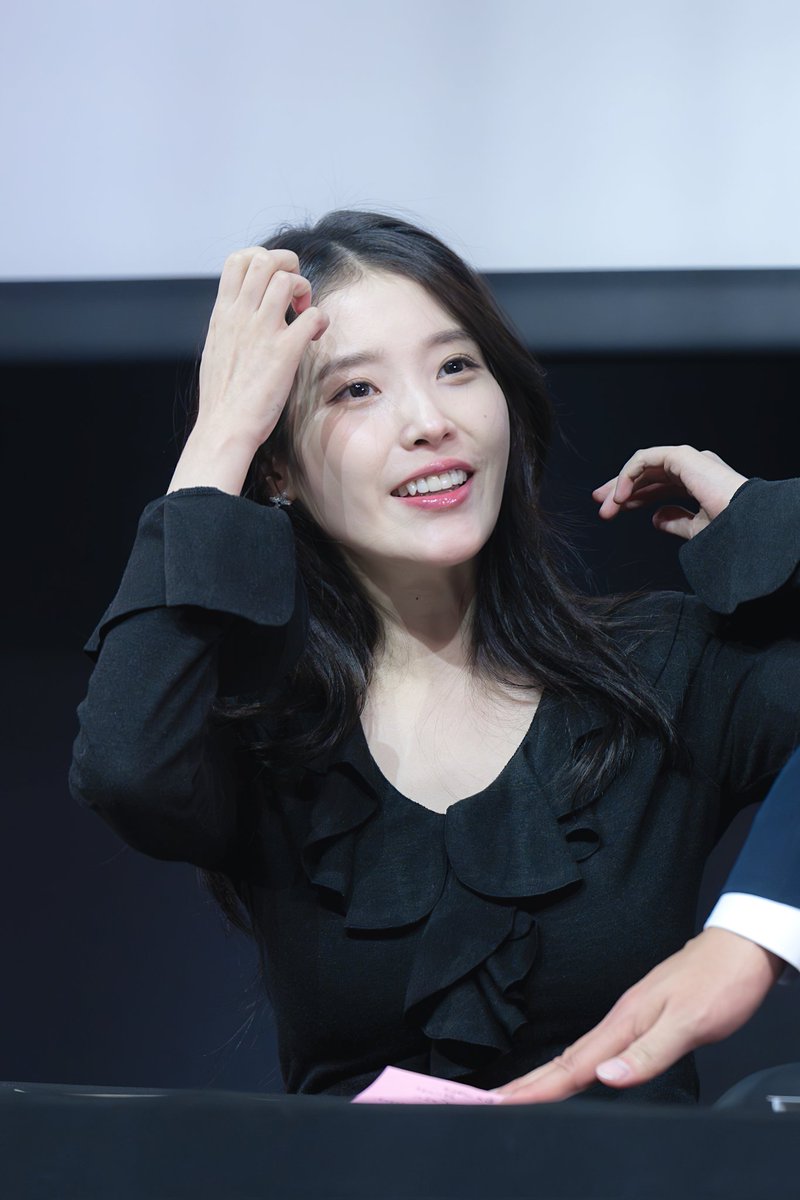 Selfiepod_IU's tweet photo. 251107 아이유 푸다닭 팬싸인회 Part 3

#아이유 #IU https://t.co/EiGpdEeb9S