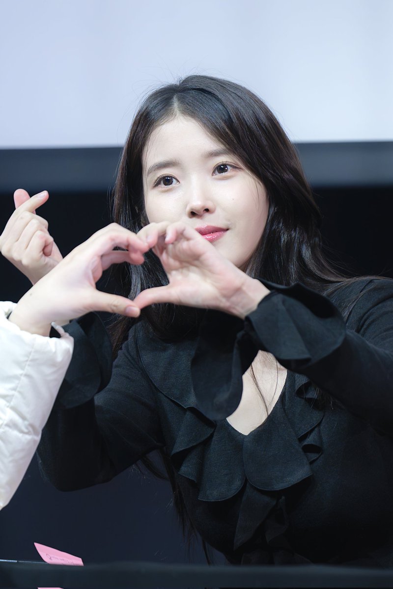 Selfiepod_IU's tweet photo. 251107 아이유 푸다닭 팬싸인회 Part 3

#아이유 #IU https://t.co/EiGpdEeb9S
