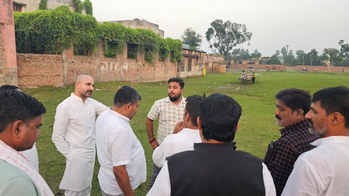 AmitSihag_INC's tweet photo. विधानसभा फुलपरास - 39 से महागठबंधन, कांग्रेस उम्मीदवार सुबोध मंडल जी के समर्थन में उत्तर प्रदेश के पूर्व मुख्यमंत्री श्री @yadavakhilesh जी की होने वाली जनसभा की तैयारियों का जायजा लिया!
मौके पर विशेष रूप से आईसीसी सचिव, बिहार कांग्रेस के सह प्रभारी, श्री @SushilPasiINC जी व समाजवादी पार्टी के युवा विंग के उत्तर प्रदेश के अध्यक्ष भाई @sparvindgiri मौजूद रहे!

@Allavaru @samajwadiparty @INCBihar 

#biharelection2025 #mahagathbandhan #congressparty #samajwadi #phulparas