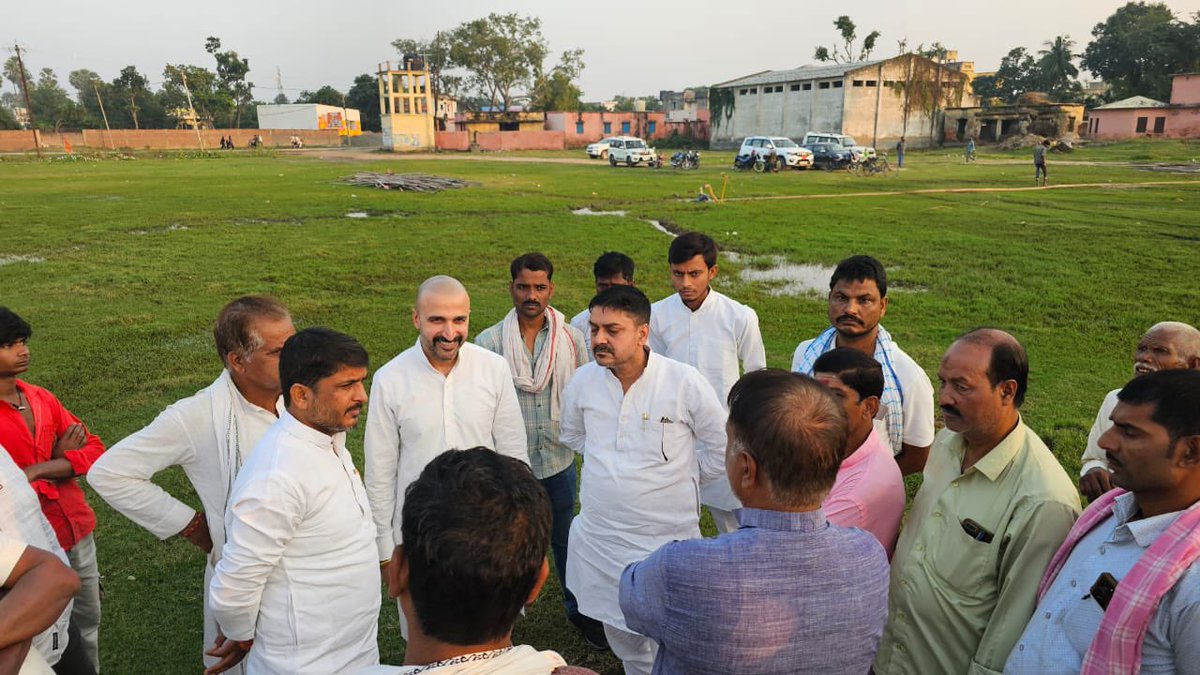 AmitSihag_INC's tweet photo. विधानसभा फुलपरास - 39 से महागठबंधन, कांग्रेस उम्मीदवार सुबोध मंडल जी के समर्थन में उत्तर प्रदेश के पूर्व मुख्यमंत्री श्री @yadavakhilesh जी की होने वाली जनसभा की तैयारियों का जायजा लिया!
मौके पर विशेष रूप से आईसीसी सचिव, बिहार कांग्रेस के सह प्रभारी, श्री @SushilPasiINC जी व समाजवादी पार्टी के युवा विंग के उत्तर प्रदेश के अध्यक्ष भाई @sparvindgiri मौजूद रहे!

@Allavaru @samajwadiparty @INCBihar 

#biharelection2025 #mahagathbandhan #congressparty #samajwadi #phulparas