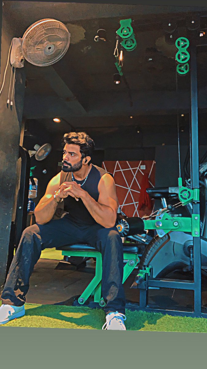 vinn_modgill's tweet photo. Stillness between the reps. ποΈ
Focus mode: ππ
#vinnmodgill #fitness #hardwork #selfloveβ€οΈ https://t.co/e4VgYxwmRC