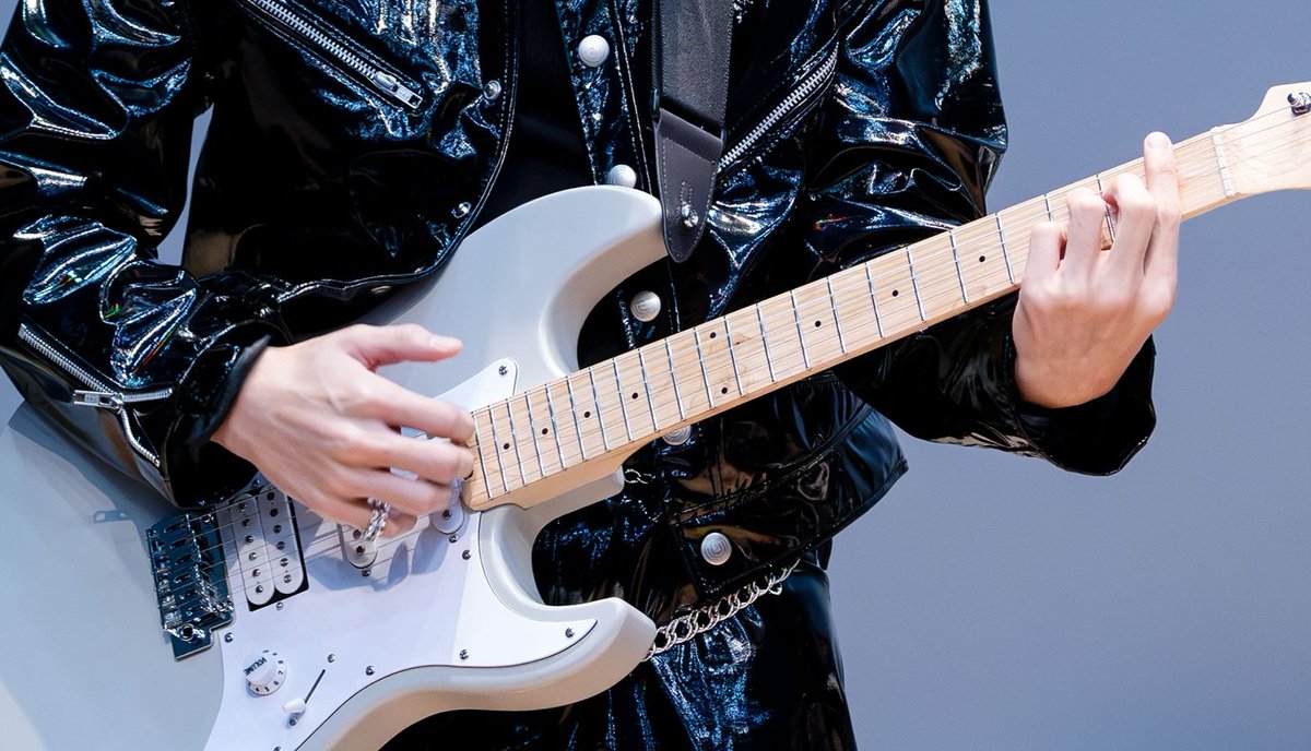 기타 잡은 손이 진짜 미쳣슴(p)