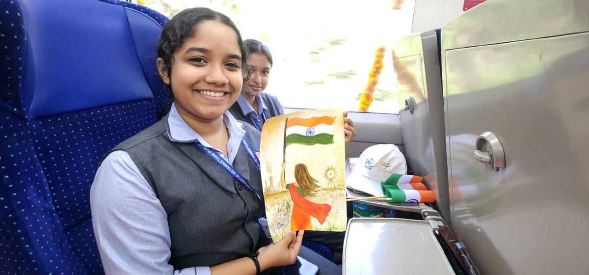 GMSRailway's tweet photo. Smiles, excitement and pride filled the air as school children experienced the joy of travelling on the inaugural #Ernakulam – KSR #Bengaluru Vande Bharat Express!🚄✨

A memorable journey marking the dawn of a new era in comfort and connectivity across South India.🇮🇳

#VandeBharat #SouthernRailway #Ernakulam #Bengaluru #IndianRailways #VandeBharatExpress